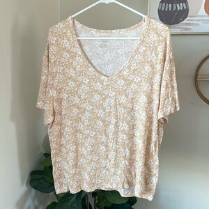 American Eagle Neutral Floral V Neck Tee Womens Large